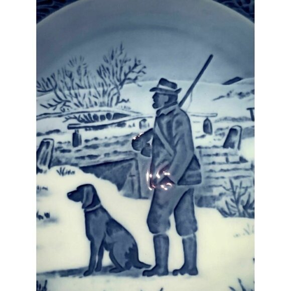 1977 Royal Copenhagen Immervad Bridge Collectors Plate Hunter & Dog Blue White - Picture 2 of 4